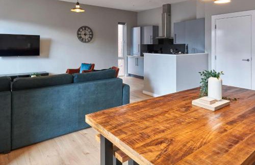 Liverpool City Centre Apartment | Ropewalks Retreat III - Sleeping 8 Guests with Parking