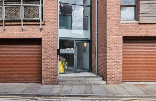 Liverpool City Centre Apartment | Ropewalks Retreat III - Sleeping 8 Guests with Parking