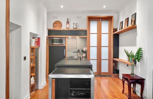 South Yarra Apartment | Rosa & Noir - Riverside Escape near Botanic Gardens