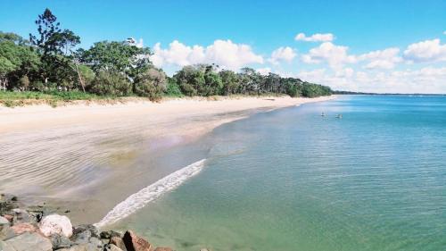 Urangan Apartment | Rosalynda- Luxury Beachfront 3 BR Townhouse