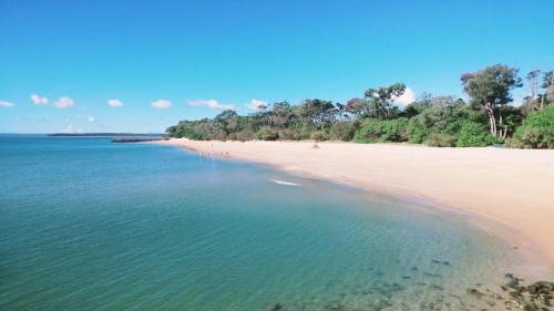 Urangan Apartment | Rosalynda- Luxury Beachfront 3 BR Townhouse