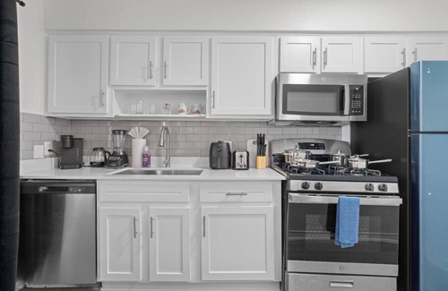 West Campus Apartment | Rose Entertainment Suite | Convenient for ACL, F1!