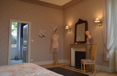 Le Blanc Bed & Breakfast | "Rose" Room in Mansion with Parking and Vehicle Charging - Le Blanc