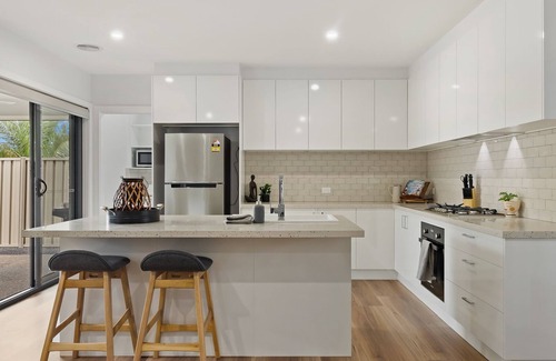 Yarrawonga House | Rosella Retreat short walk to Lake Mulwala and the main street of Yarrawonga