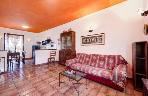 Castiglione del Lago Apartment | Rosemary apt with shared pool family fun, Castiglione del Lago, Italy