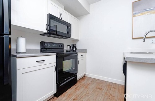 West Edmonton House | Rosenthal. BSMT Suite. Sleeps 2. 10min to WEM.