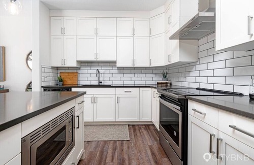 West Edmonton House | Rosenthal. Sleeps 6. Former showhome. 1GB.