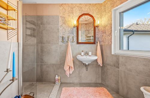 Schwarzlackenau Apartment | Rosi Suite - Whirlpool Terrace - free parking - WiFi