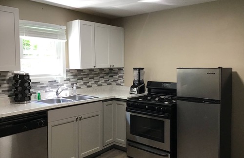 Madison-on-the-Lake House | Rosko Ranch 1/4 mi from Lake Erie. Minutes from wineries & GOTL