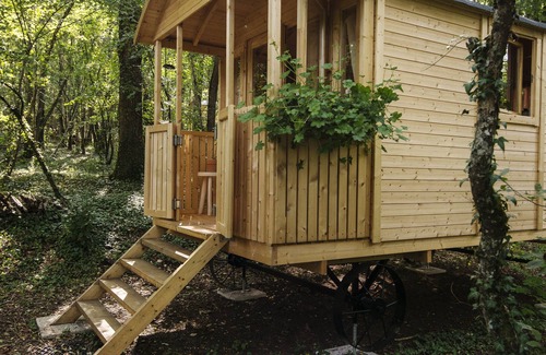 Sougeres-en-Puisaye Cabin | Roulotte en Bois Dans le Calme en Foret
