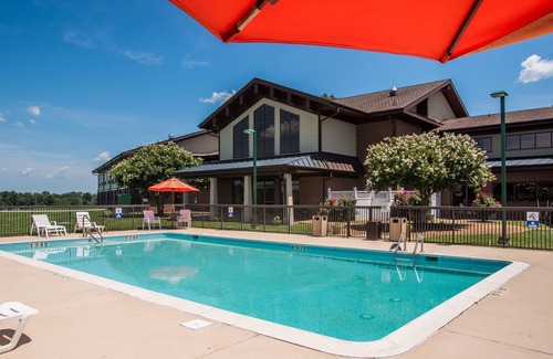 Orange Hotel | Round Hill Inn