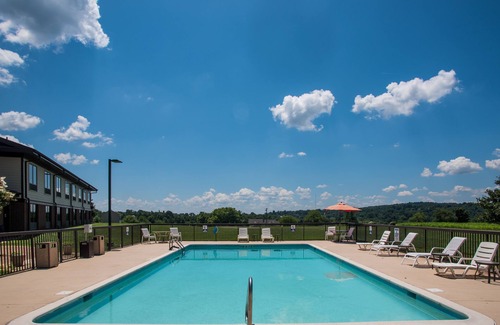 Orange Hotel | Round Hill Inn