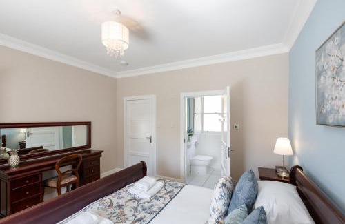 Cupar House | Rowan Tree Cottage with Hot Tub