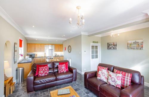 Cupar House | Rowan Tree Cottage with Hot Tub