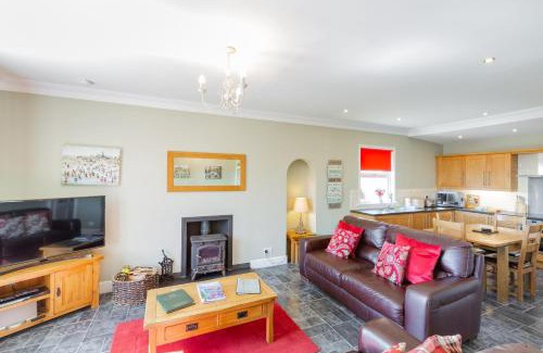 Cupar House | Rowan Tree Cottage with Hot Tub