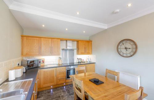 Cupar House | Rowan Tree Cottage with Hot Tub