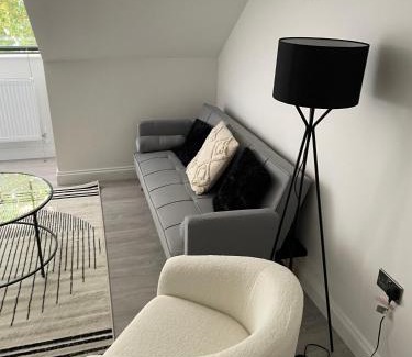 Brentwood Apartment | Royal Oak 7 - FREE PARKING - Sleeps 5 - Perfect for Contractors - Near Shops - Wi-Fi - Long Term Stays