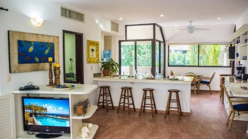 Downtown Apartment | Royal Palms 6 condo