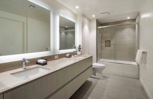 Los Angeles Apartment | Royal Room, Bathroom + Balcony in the Heart of Los Angeles