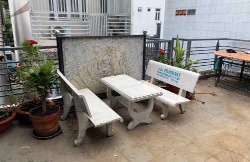 Binh Thanh Bed & Breakfast | Royal Room with front small yard