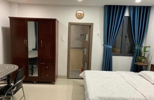 Binh Thanh Bed & Breakfast | Royal Room with front small yard