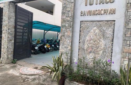 Binh Thanh Bed & Breakfast | Royal Room with front small yard