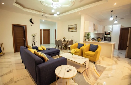 Adenta House | RS Royal Executive:Luxurious 3BR apartment F3-3 in welcoming Accra with AC, WiFi