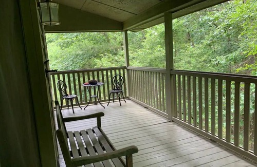 Eureka Springs Cabin | RT 62 Motor Resort Honeymoon Cabin w/Jacuzzi