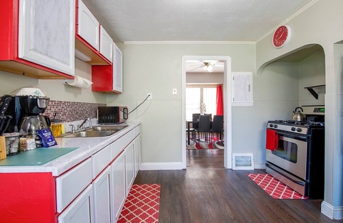 Cleveland House | Rubi Lounge: 5BR Duplex | 2 Units | Sun Deck Patio & Parking 8 Min to Downtown