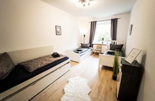 Abtnaundorf Apartment | Ruhige 2 Schlafzimmer Wohnung: 5 Einzelbetten + Küche, modernes Bad, TV, Waschmaschine