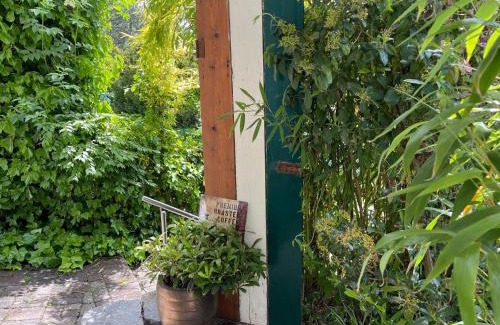 Lenzburg Apartment | Ruhiges Studio in der Villa Musica mit privatem Sitzplatz & Gemeinschaftspool