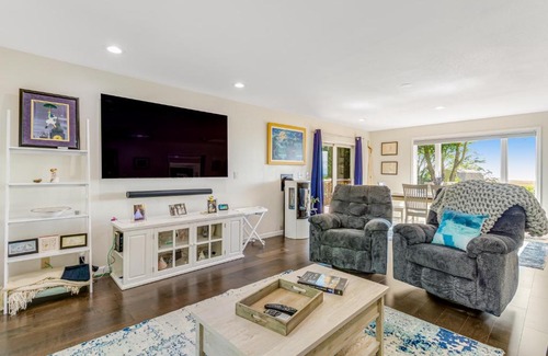 Oak Harbor House | Runway Hideout