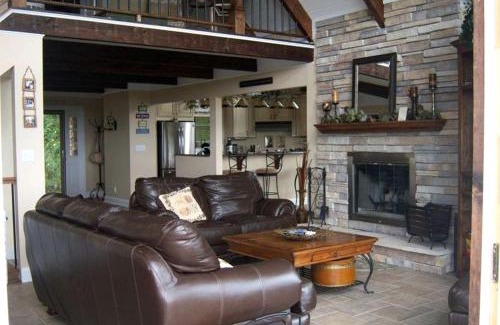 The Galena Territory House | Rural Cabin Rental with a Hot Tub and Pool Access near Lake Galena, Illinois