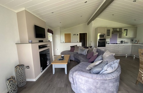 Northwich Cabin | Rural Cheshire Luxury Lodge w/hot tub on a