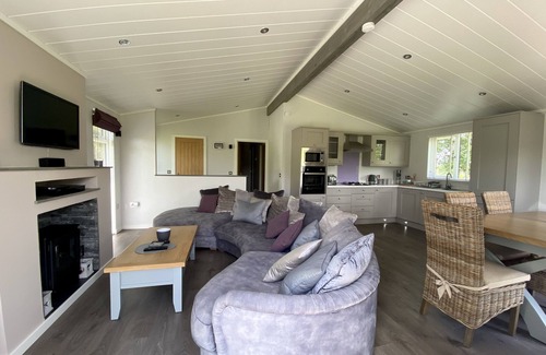Northwich Cabin | Rural Cheshire Luxury Lodge w/hot tub on a
