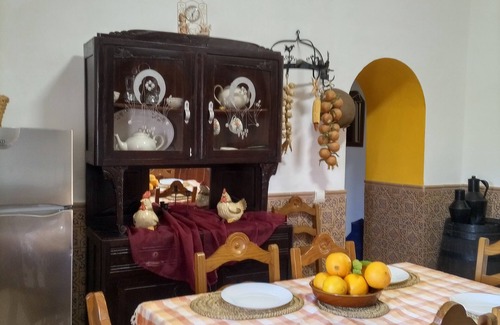 Silves Cottage | Rural farm away from the hustle and bustle and close to everything with AC. .
