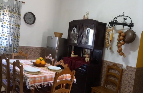 Silves Cottage | Rural farm away from the hustle and bustle and close to everything with AC. .