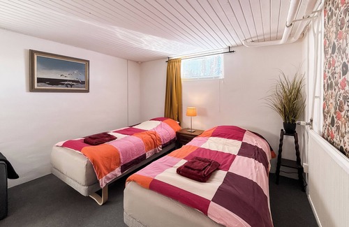Motala Bed & Breakfast | Rural guest room near town with fast free Wifi. Pets allowed!