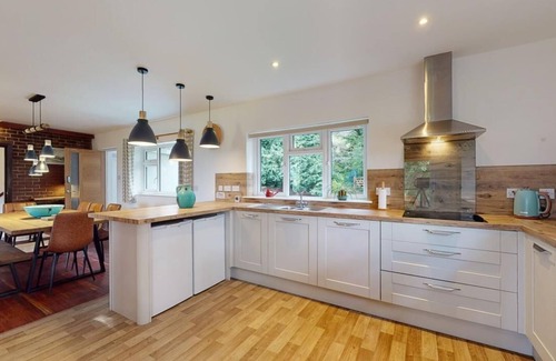 Totnes House | Rural house, private heated pool and plenty of space