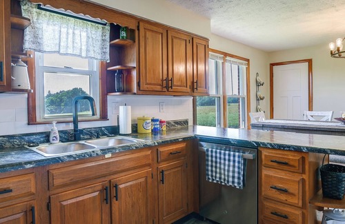 Windsor House | Russell Springs Home w/ Fire Pit - 8 Mi to Lake!