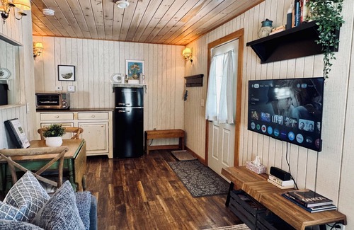 Huntsville Cottage | Rustic 1 Bedroom Cottage 5 mins from downtown Huntsville- Fire Pit, WiFi!