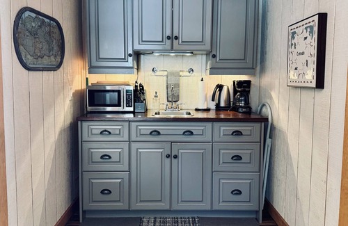Huntsville Cottage | Rustic 1 Bedroom Cottage 5 mins from downtown Huntsville- Fire Pit, WiFi!