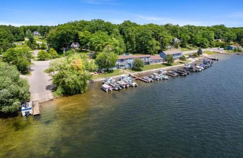 Mayfield Apartment | Rustic 4-Lodge Stay - Perfect for Groups