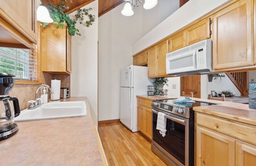 Branson West Cabin | Rustic and Quaint, Pet Friendly Cabin. Tucked Away In Gorgeous Stonebridge!