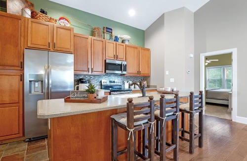 Camdenton House | Rustic and Relaxing, 2 Bedroom Cabin on Beautiful Kinderhook!