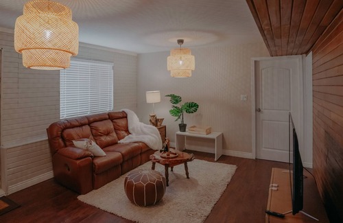 Surrey House | Rustic Aurora- Perfect Getaway in the central location