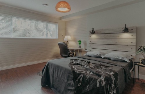 Surrey House | Rustic Aurora- Perfect Getaway in the central location