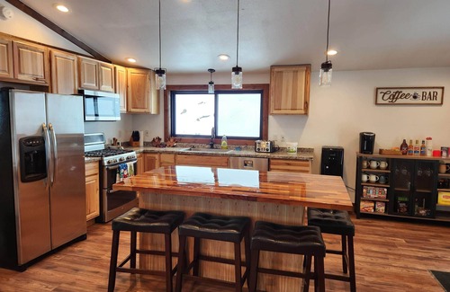 Edgar Cabin | Rustic Bliss at Montana's Secluded Hideaway