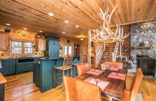 Wiley Cabin | Rustic Cabin 0.4 miles from Lake Burton - 3 bedroom/3.5 bath - Beautiful views