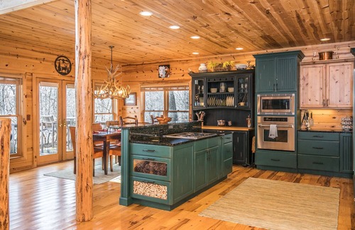 Wiley Cabin | Rustic Cabin 0.4 miles from Lake Burton - 3 bedroom/3.5 bath - Beautiful views